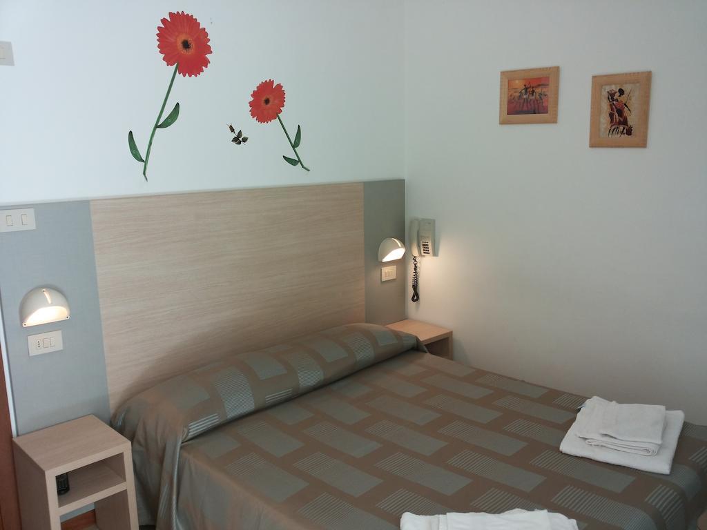 Hotel Cannes Rimini Zimmer foto